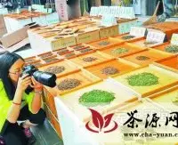 新华社记者采访峨桥茶市 刮起“电商风”