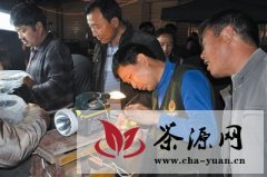 信南茶城日均交易春茶鲜叶2万斤