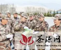西藏军区某团送酥油茶到训练场