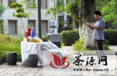 上海月湖公园免费茶水摊遭冷遇