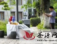 上海月湖公园免费茶水摊遭冷遇