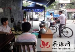 杭州：十年凉茶摊见证的爱心故事