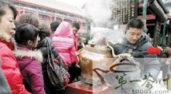 天津古文化街龙嘴茶壶龙形糖画吃香