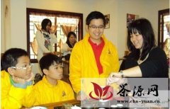 “中国寻根之旅”华裔青少年学习中国茶艺