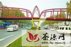 济南张庄路建起茶叶型过街天桥