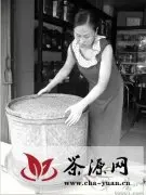 广东汕头：罗姐替客焙茶引来众多茶客
